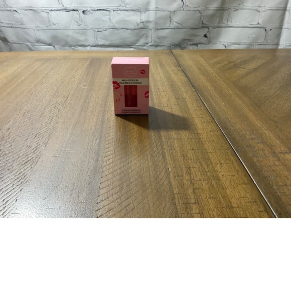 Le Mini Macaron Rose Kiss Nail and Cuticle oil - Picture 2 of 5